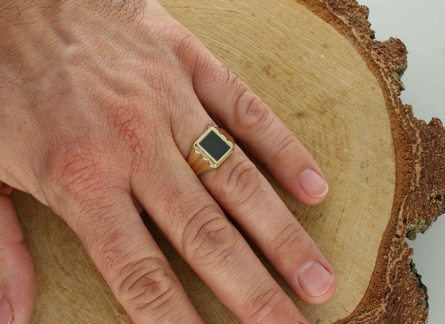 Pierścionek sygnet złoty onyks próba 585, SY 280 585 Pierścionek sygnet czarny z onyksem SY 280 585. Złoty męski sygnet wykonany z żółtego złota próby 585. Męska złota biżuteria idealna na prezent.1.jpg